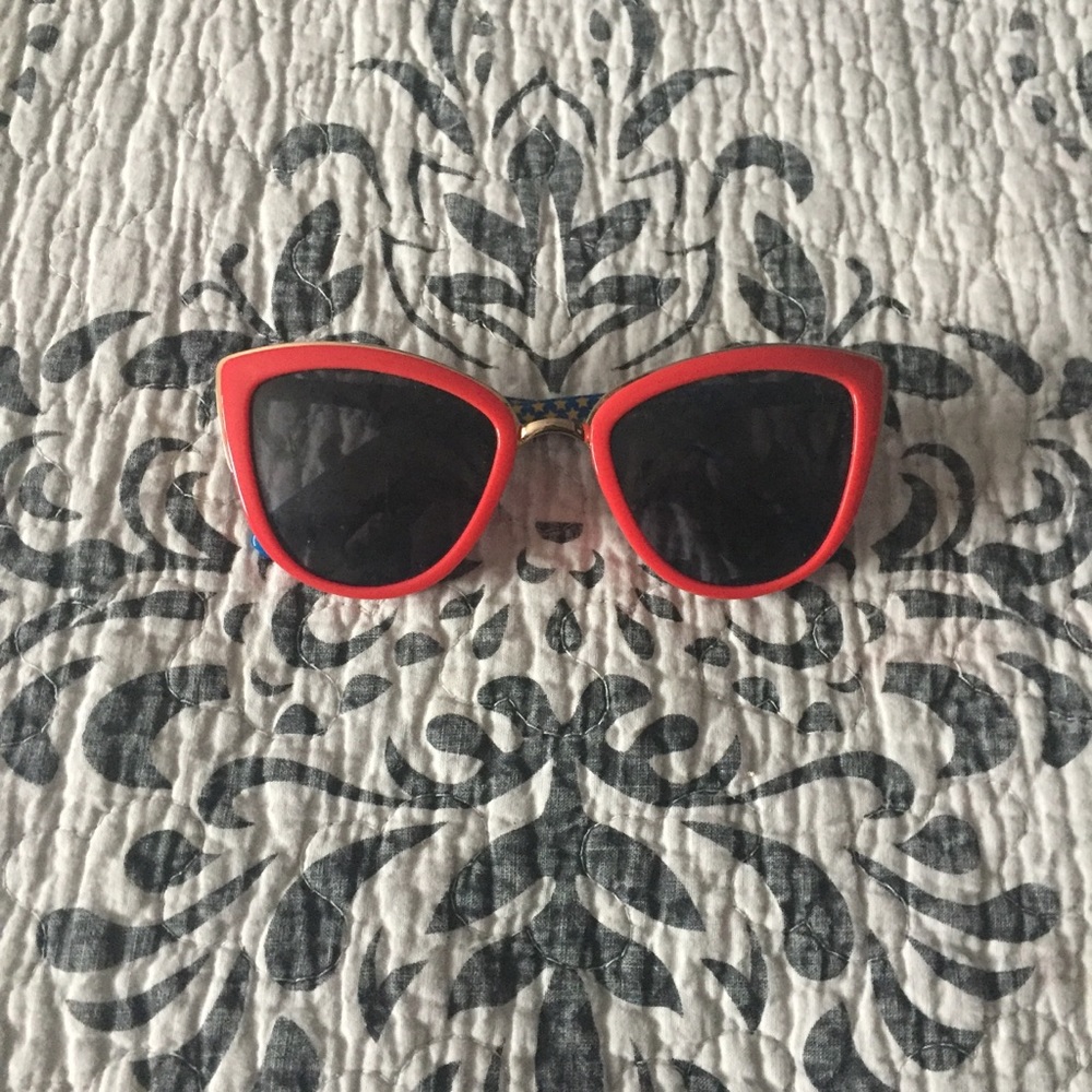 🌺B2G2 🌺‼️Clearance‼️Wonder Woman Sunglasses